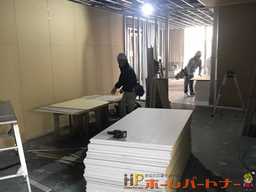 店舗施工中　店舗　壁　下地２