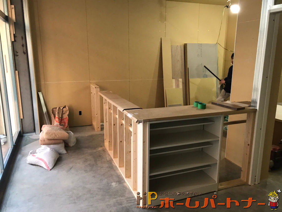 店舗施工中　店舗　受付制作作業中